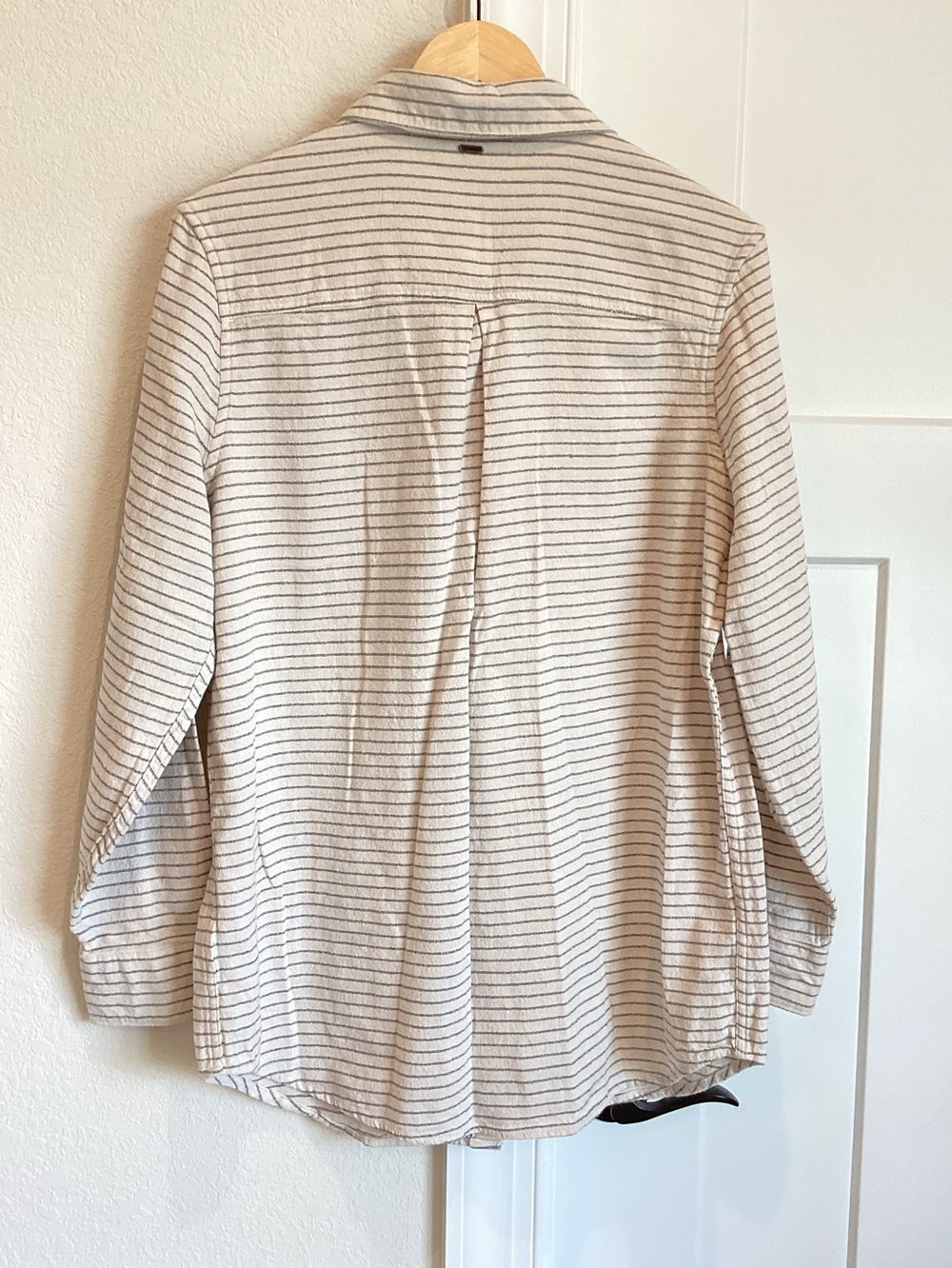 🌊O’Neill Women’s Long Sleeve Collared Button Down Shirt New Medium Gray Striped - Picture 9 of 11